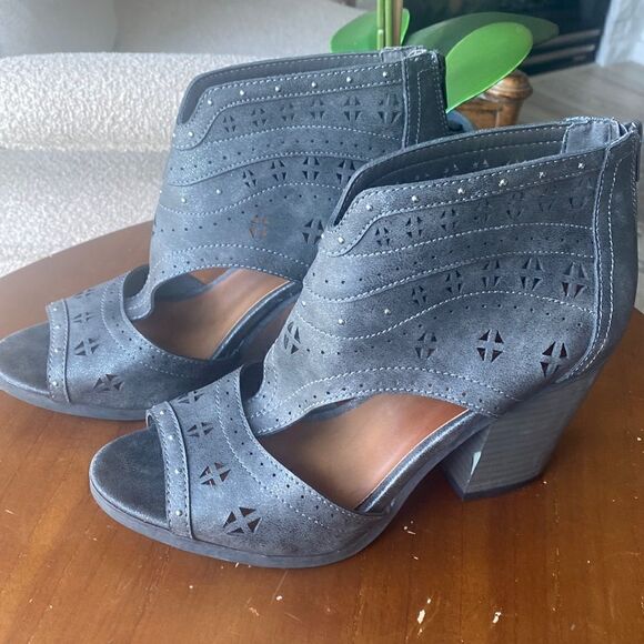 Maurices Women’s Gray Metallic Perforated Block Heel Sandals Size 9 - Picture 6 of 13